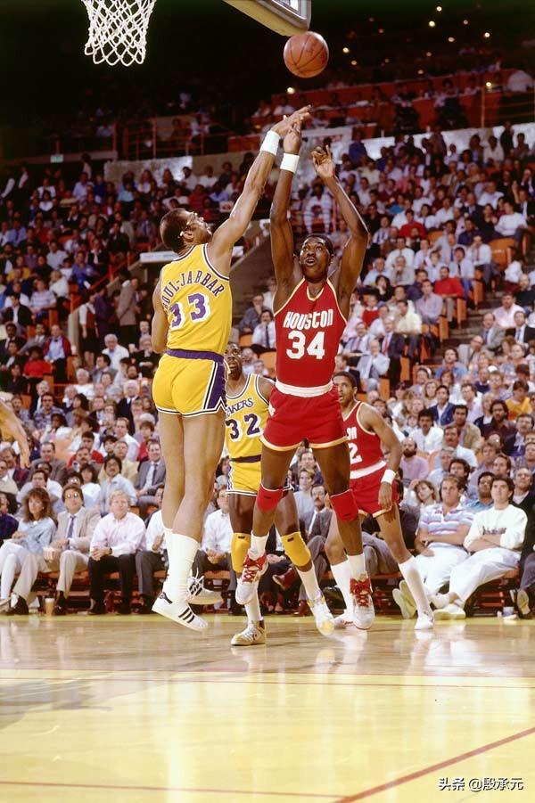 爱游戏体育官方网站包含蒂姆回归赛场，大胜首场状态亮眼，湖人观众沸腾！的词条